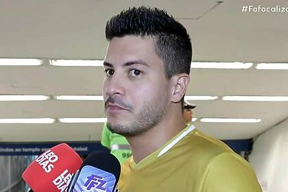 Arthur Aguiar em trecho de entrevista externa ao Fofocalizando