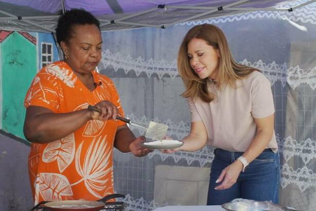 Camila Marinho ao lado de uma vendedora de tapioca, em trecho do Globo Repórter
