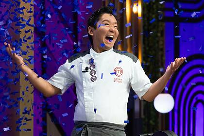 Cesar Yukio, em baixo de uma chuva de papel picado no MasterChef Confeitaria