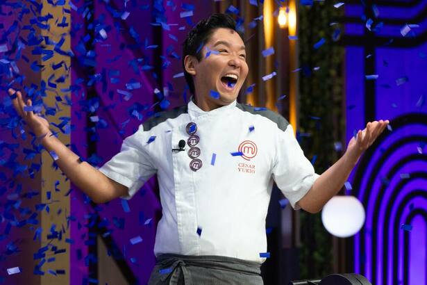 Cesar Yukio, em baixo de uma chuva de papel picado no MasterChef Confeitaria