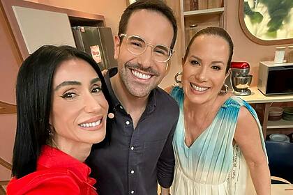 Michelle Barros em selfie com Paulo Mathias e Regina Volpato no cenário do Chega Mais