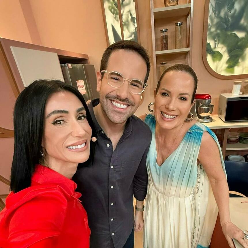 Michelle Barros em selfie com Paulo Mathias e Regina Volpato no cenário do Chega Mais