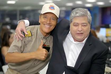 Comandante Hamilton e Datena abraçados, em trecho da chamada do Tá na Hora