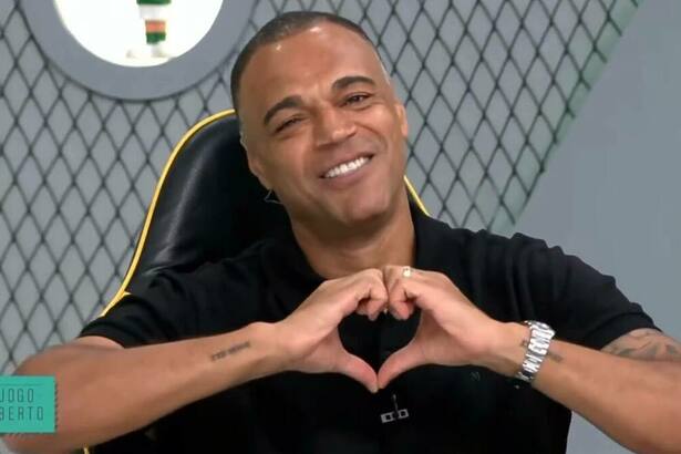 Denilson fazendo um coração com as mãos, em trecho de sua despedida da Band no Jogo Aberto