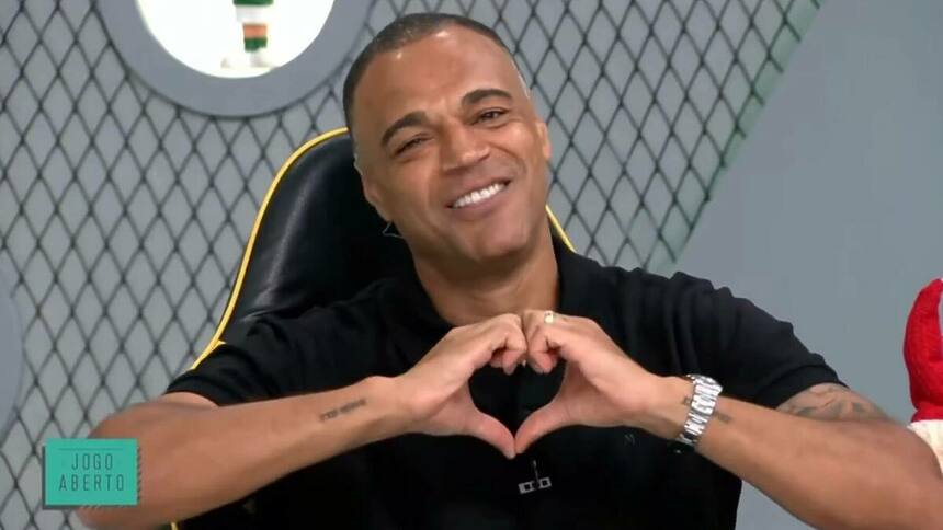 Denilson fazendo um coração com as mãos, em trecho de sua despedida da Band no Jogo Aberto