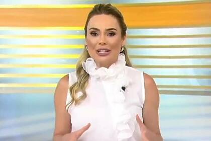 Rachel Sheherazade, com uma rouba branca, no cenário do Domingo Record