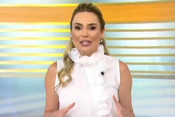 Rachel Sheherazade, com uma rouba branca, no cenário do Domingo Record