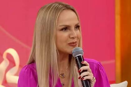 Eliana sorrindo, sentada no sofá do Encontro