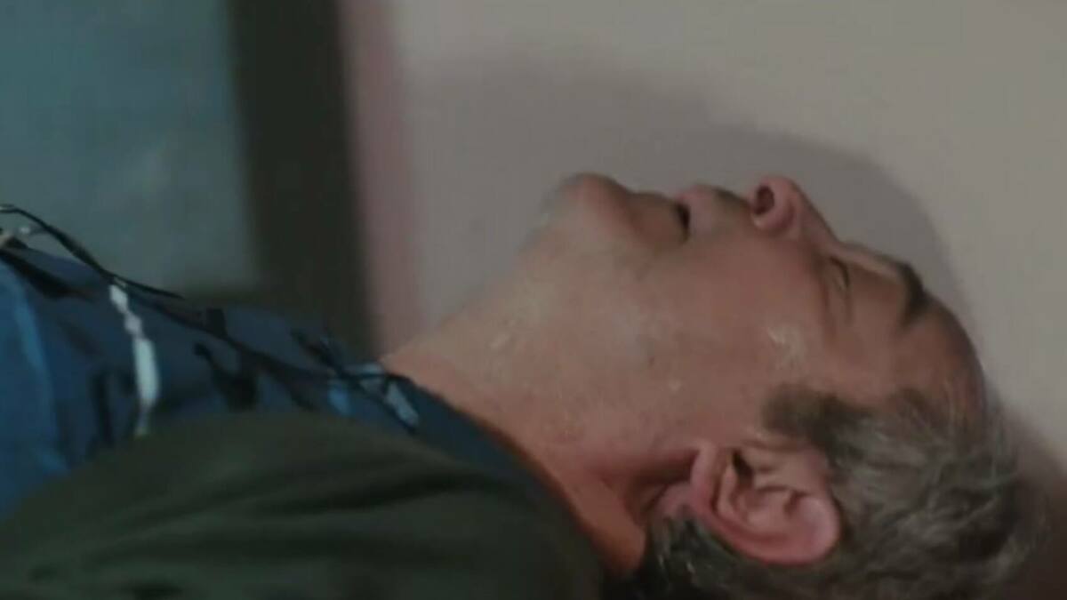 Enver (Şerif Erol) deitado na maca de hospital em Força de Mulher 