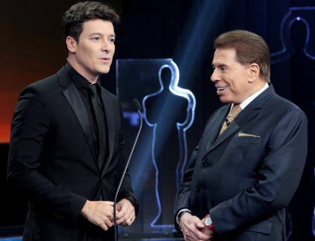 Rodrigo Faro ao lado de Silvio Santos 
