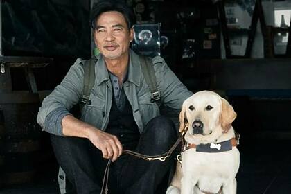 Trecho do filme Eternos Companheiros, com o protagonista e o cachorro
