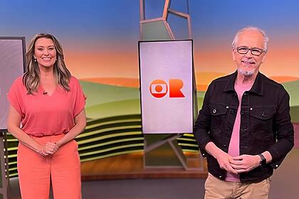 Apresentadores do Globo Rural sorrindo em pé no cenário do programa