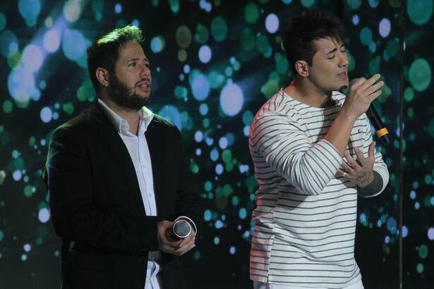Hugo e Tiago cantando no cenário do Programa Raul Gil