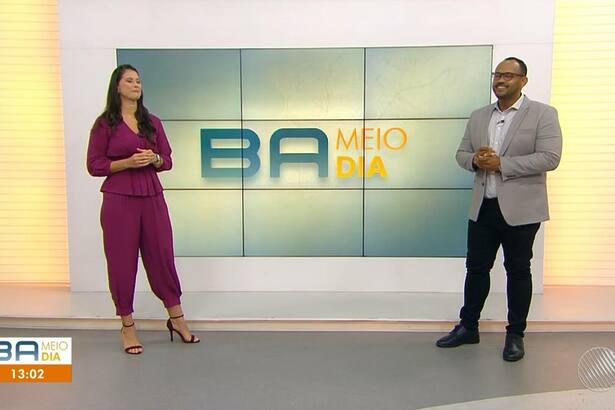 Jessica Senra chorando ao lado do apresentador Vanderson no cenário do Bahia Meio Dia