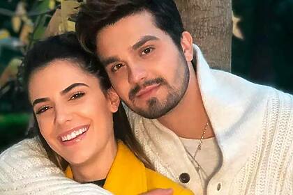 Luan Santana e Jade Magalhães abraços, em foto posada juntos