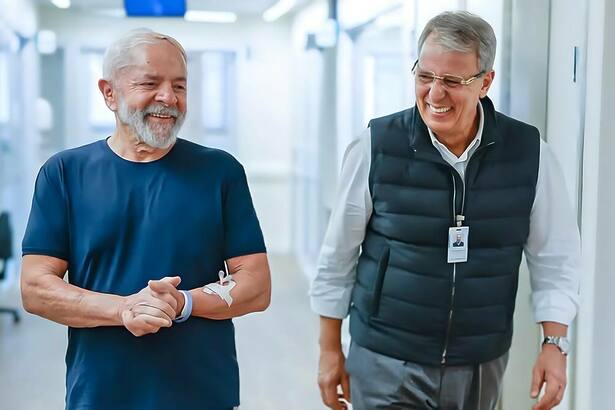 Presidente Lula sorrindo e caminhando ao lado do cirurgião Marcos Stavale no hospital