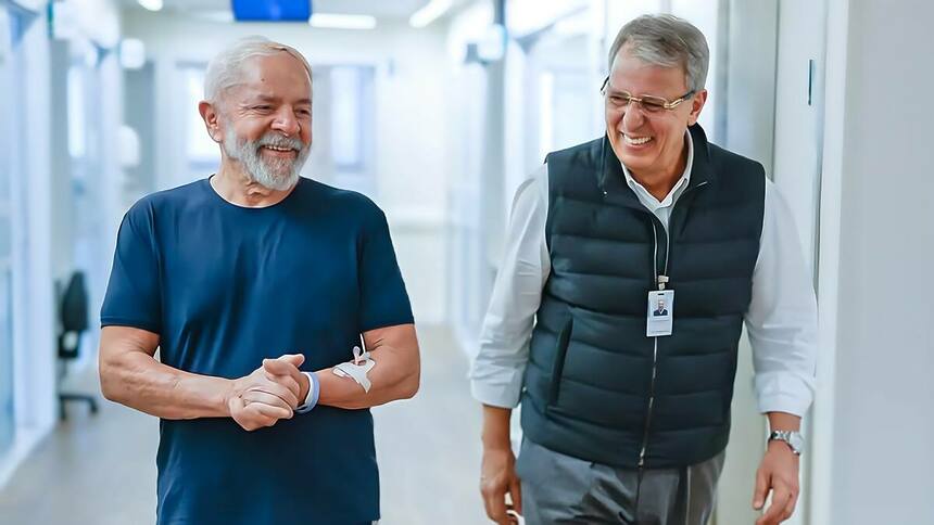 Presidente Lula sorrindo e caminhando ao lado do cirurgião Marcos Stavale no hospital