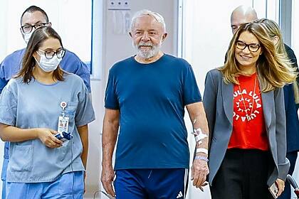Lula caminhando no hospital ao lado Janja, médicos e enfermeiros