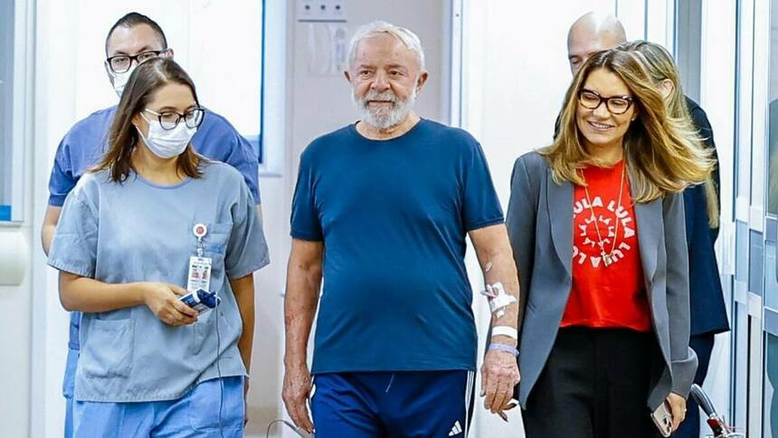 Lula caminhando no hospital ao lado Janja, médicos e enfermeiros