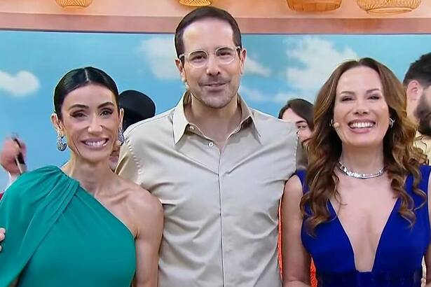 Michelle Barros, Paulo Mathias e Regina Volpato abraçados no estúdio do Chega Mais