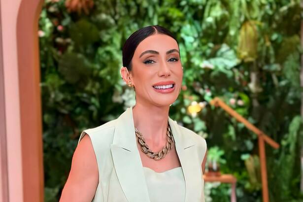 Michelle Barros sorrindo no cenário do Chega Mais