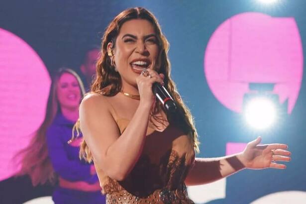 Naiara Azevedo cantando no palco do Caldeirão