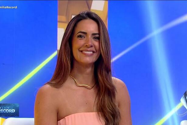 Paloma Tocci sorridente no palco do Família RECORD