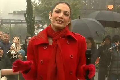 Patrícia Poeta vestida com um blazer vermelho, em trecho do Encontro ao vivo de Gramado