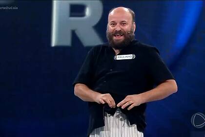 Paulinho Serra comemora vitória dançando no palco do Acerte ou Caia!