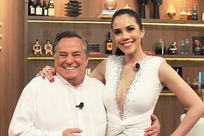 Ronnie Von abraça Daniella Alburquerque no cenário de Companhia Certa da RedeTV!