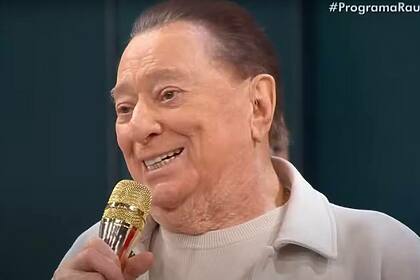 Raul Gil, som o sorriso aberto, em trecho da despedida do SBT