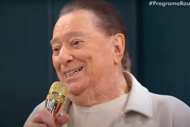 Raul Gil, som o sorriso aberto, em trecho da despedida do SBT