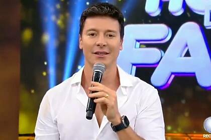 Rodrigo Faro de rouba branca no cenário do Hora do Faro