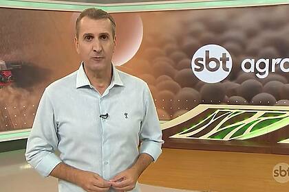 Sandro Ivanowski no centro do cenário do SBT Agro