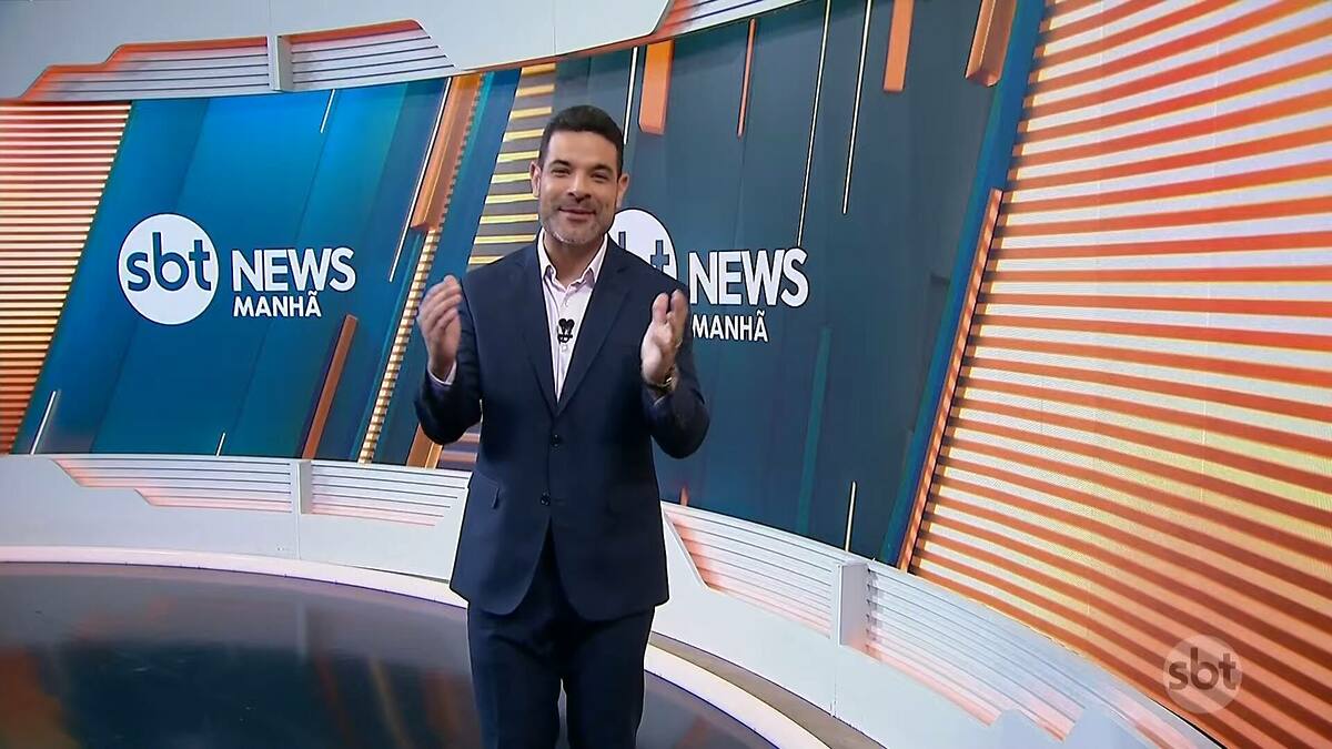 Darlisson Dutra sorridente na estreia do novo SBT News Manhã