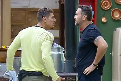 Sacha e Albert em trecho de treta na A Fazenda