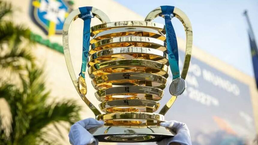 Taça da Copa do Nordeste, em imagem na frente da sede da CBF