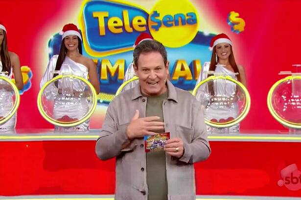 Luiz Ricardo segura bilhete da Tele Sena Semanal edição de número 31