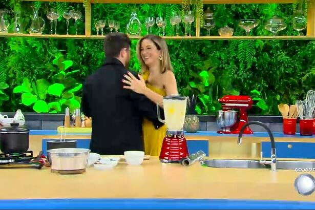 Guga Rocha e Ticiane Pinheiro abraçados dançando na cozinha do Hoje em Dia