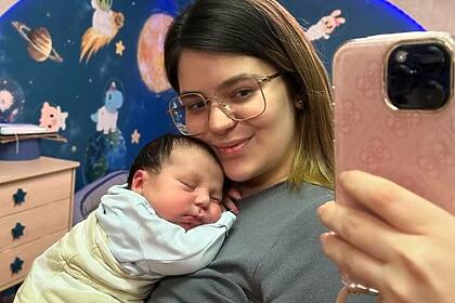 Viih Tube, com Ravi no colo, em uma selfie no espelho