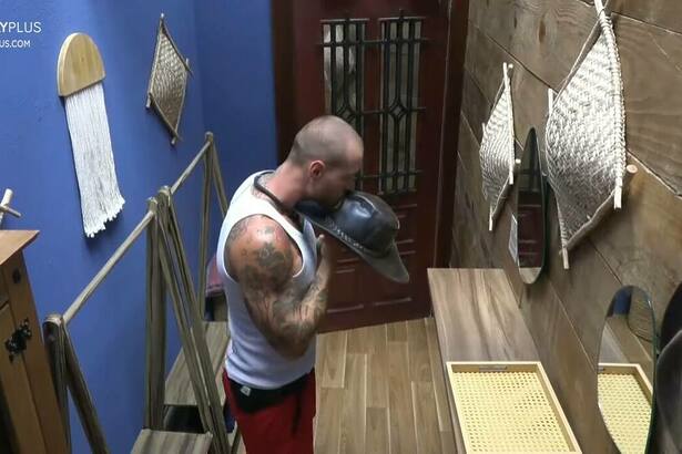 Yuri beija o chapéu de fazendeiro no Closet de A Fazenda 16