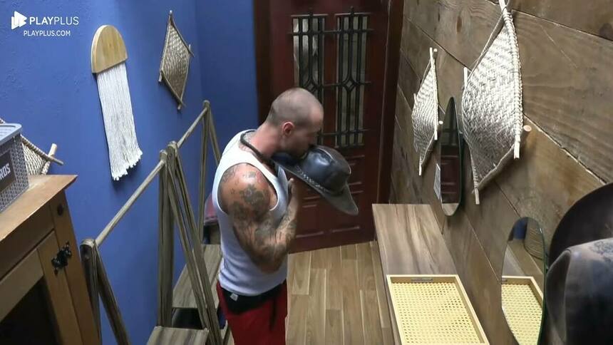 Yuri beija o chapéu de fazendeiro no Closet de A Fazenda 16