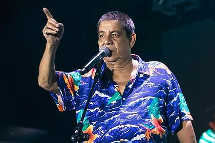 Zeca Pagodinho apontando o dedo em trecho de show