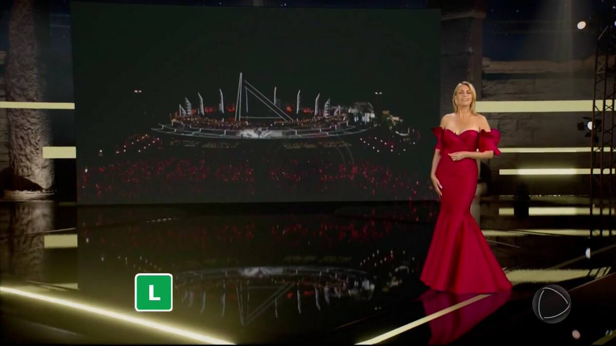 Ana Hickmann veste vermelho no cenário do especial Andrea Bocelli na RECORD