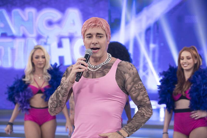 Rodrigo Faro fantasiado e de peruca rosa no palco do Dança, Gatinho, Dança