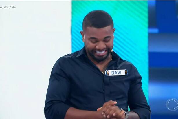 Davi Brito olha para o buraco antes de cair no Acerte ou Caia!