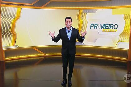 Marcão do Povo com os braços levantados na estreia do Primeiro Impacto no SBT