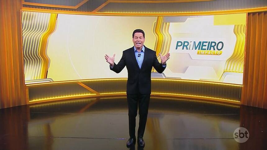 Marcão do Povo com os braços levantados na estreia do Primeiro Impacto no SBT