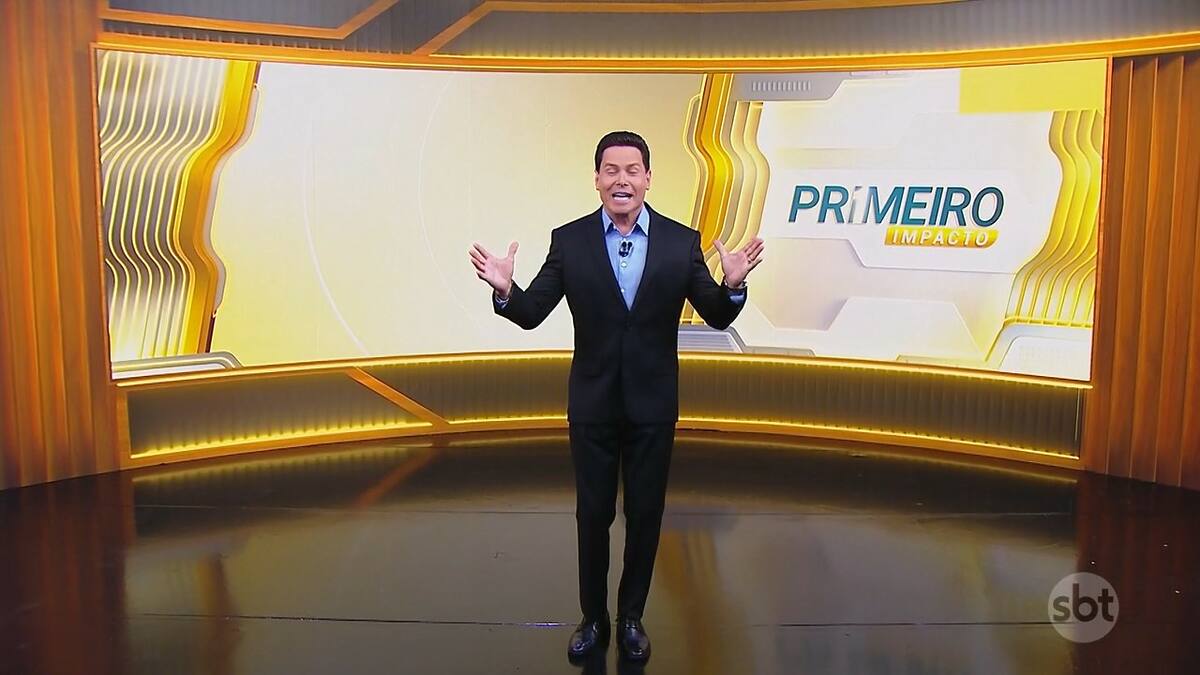 Marcão do Povo com os braços levantados na estreia do Primeiro Impacto no SBT