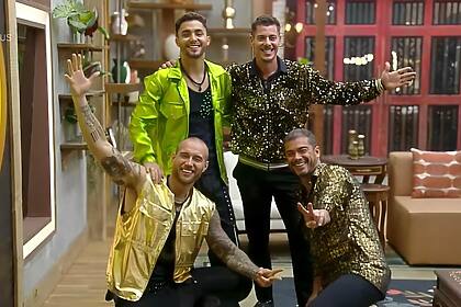 Gui Vieira, Sacha Bali, Yuri Bonotto e Sidney Sampaio que fazem sinal de vitória e sorriam na sala de A Fazenda 16
